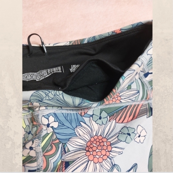 VICTORIA’S Secret Sport Women's Floral Print Knockout Capri Leggings size Medium - Picture 3 of 7